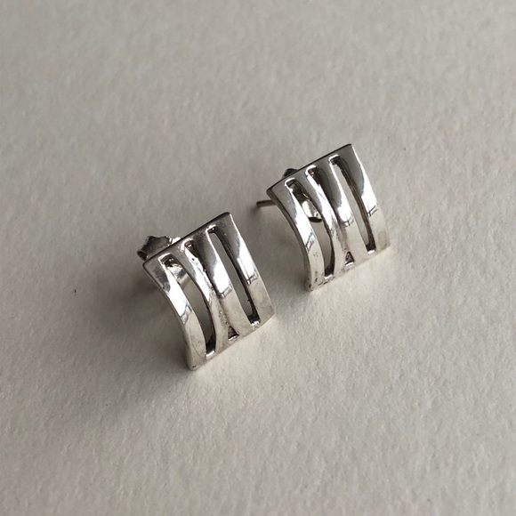 Sterling silver square minimal post earrings - Picture 3 of 11